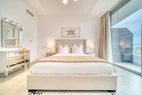 Elegant 2BR w Breathtaking Marina Balcony