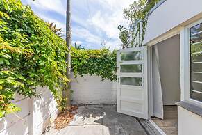 Peaceful 1BD Flat w/ Private Gardenrondebosch