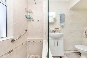 Peaceful 1BD Flat w/ Private Gardenrondebosch