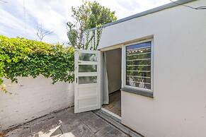 Peaceful 1BD Flat w/ Private Gardenrondebosch