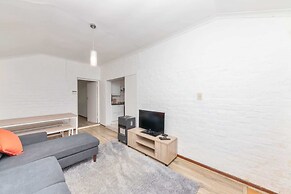 Peaceful 1BD Flat w/ Private Gardenrondebosch