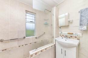 Peaceful 1BD Flat w/ Private Gardenrondebosch