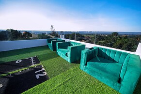 EL AMO LAKEVIEW VILLA