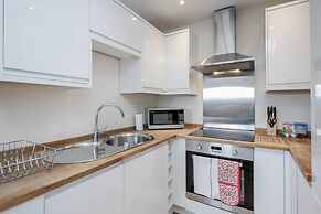Luxury 1 Bedroom Apartment with Parking