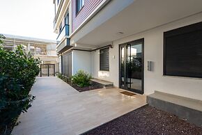 Stylish Flat w Balcony Near Lara Beach