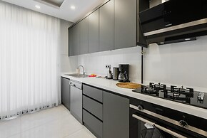 Stylish Flat w Balcony Near Lara Beach