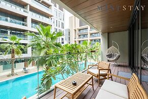 Trendy City Walk Living w Pool View Balcony