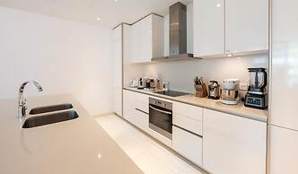Trendy City Walk Living w Pool View Balcony