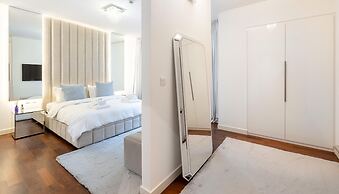 Trendy City Walk Living w Pool View Balcony