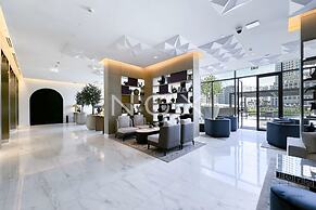 Modern 1BR 15th Floor Palace Residence