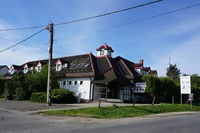 Május 1 Vendégház - Torony