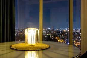 18th Floor Luxury Condo With Pool