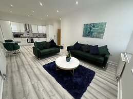 Gorgeous Spacious Apartment With Sea View