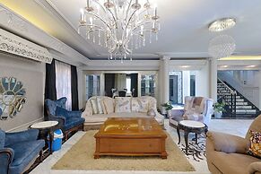 villa In Beverly Hills with pool