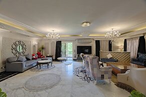 villa In Beverly Hills with pool