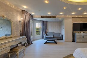 villa In Beverly Hills with pool