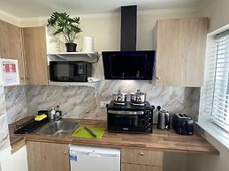 Spacious one Bedroom Apartment With Free Parking
