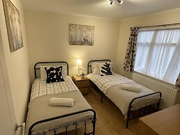 Spacious one Bedroom Apartment With Free Parking