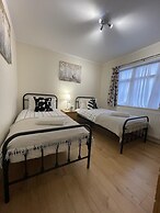 Spacious one Bedroom Apartment With Free Parking