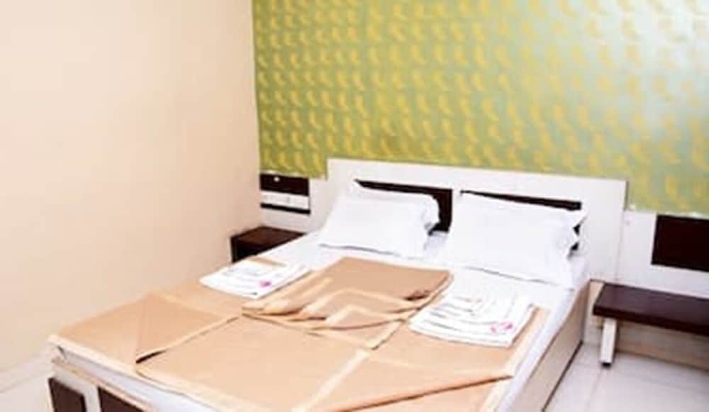 Hotel Sai Varsha