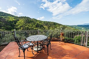 House - Sleeps 5, Scenic Views, Fireplace & Garden