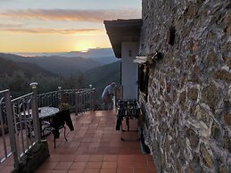 House - Sleeps 5, Scenic Views, Fireplace & Garden