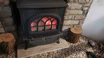 House - Sleeps 5, Scenic Views, Fireplace & Garden
