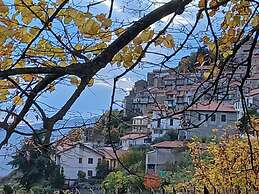 House - Sleeps 5, Scenic Views, Fireplace & Garden