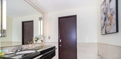 LUX  The JW Marina Studio