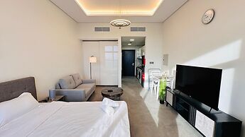 Spacious Studio Apartment Burj View with Balcony Free Parking by Belvi