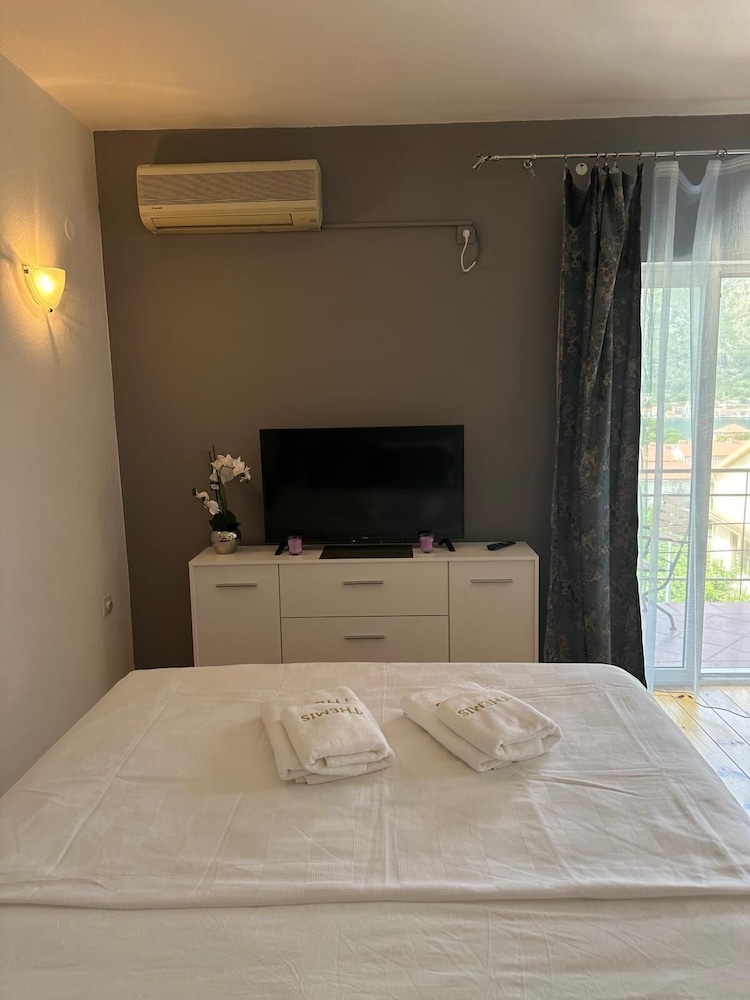 Themis Apart Hotel