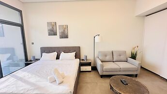 Spacious Studio Apartment Canal View Business Bay by Belvilla
