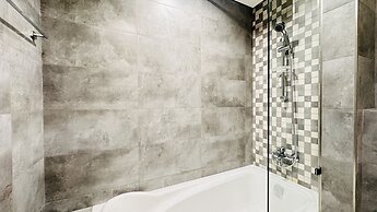 Spacious Studio Apartment Canal View Business Bay by Belvilla