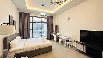 Spacious Studio Apartment Canal View Business Bay by Belvilla