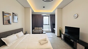 Spacious Studio Apartment Canal View Business Bay by Belvilla