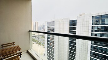 Spacious Studio Apartment Canal View Business Bay by Belvilla
