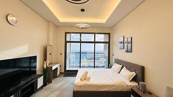 Spacious Studio Apartment Canal View Business Bay by Belvilla