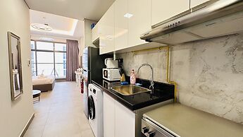 Spacious Studio Apartment Canal View Business Bay by Belvilla