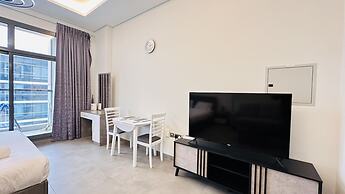 Spacious Studio Apartment Canal View Business Bay by Belvilla