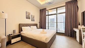 Spacious Studio Apartment Canal View Business Bay by Belvilla