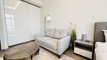 Spacious Studio Apartment Canal View Business Bay by Belvilla