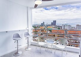 View Talay 5 - Beachfront Ocean View - High Floor & Huge Pool