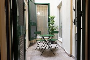 Mercato Contemporary Apartment by Mmega