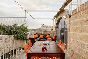 Luxury Duplex with Rooftop by FeelHome