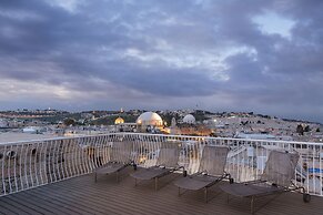 Luxury Duplex with Rooftop by FeelHome