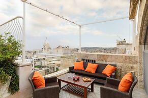 Luxury Duplex with Rooftop by FeelHome