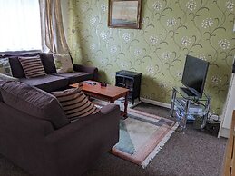 Cosy Cornish Chalet Near Coast