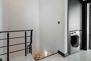 Central Flat w Balcony 5 min to Lara Beach