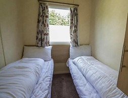 Caravansleeps8-fireplace-petsok-golf-gym-pool