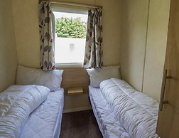 Caravansleeps8-fireplace-petsok-golf-gym-pool